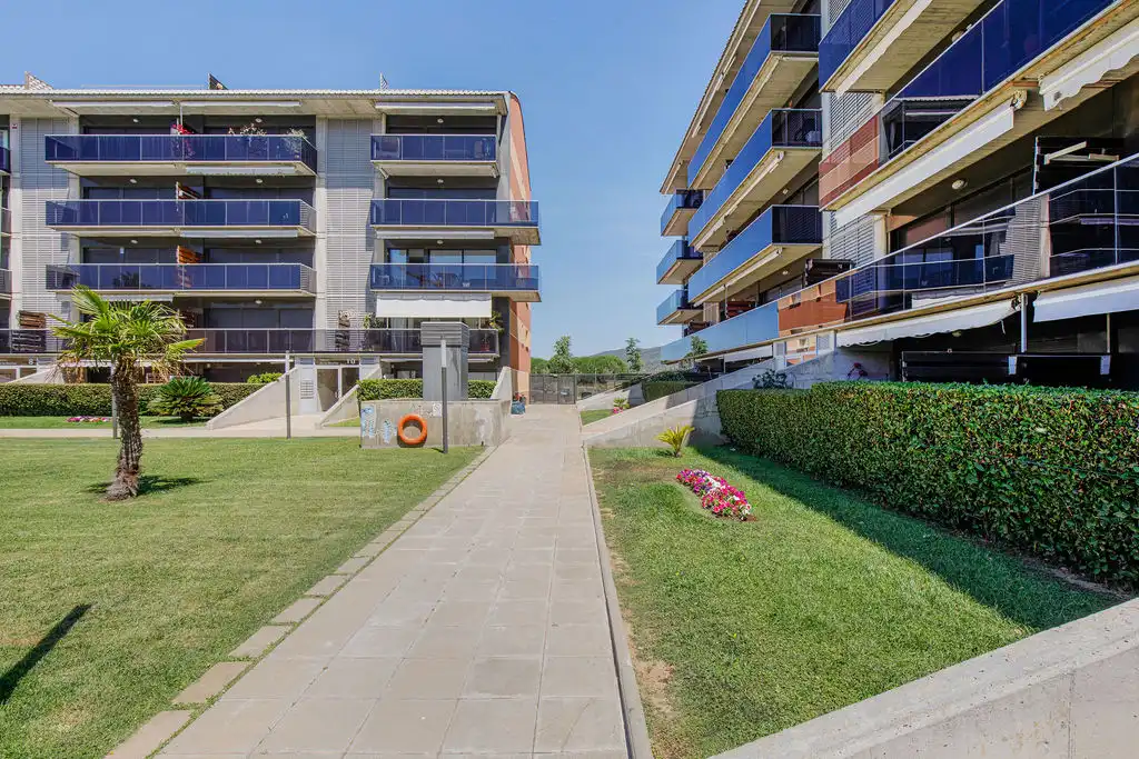 Vista exterior de Pis en venda en Calonge i Sant Antoni amb Piscina