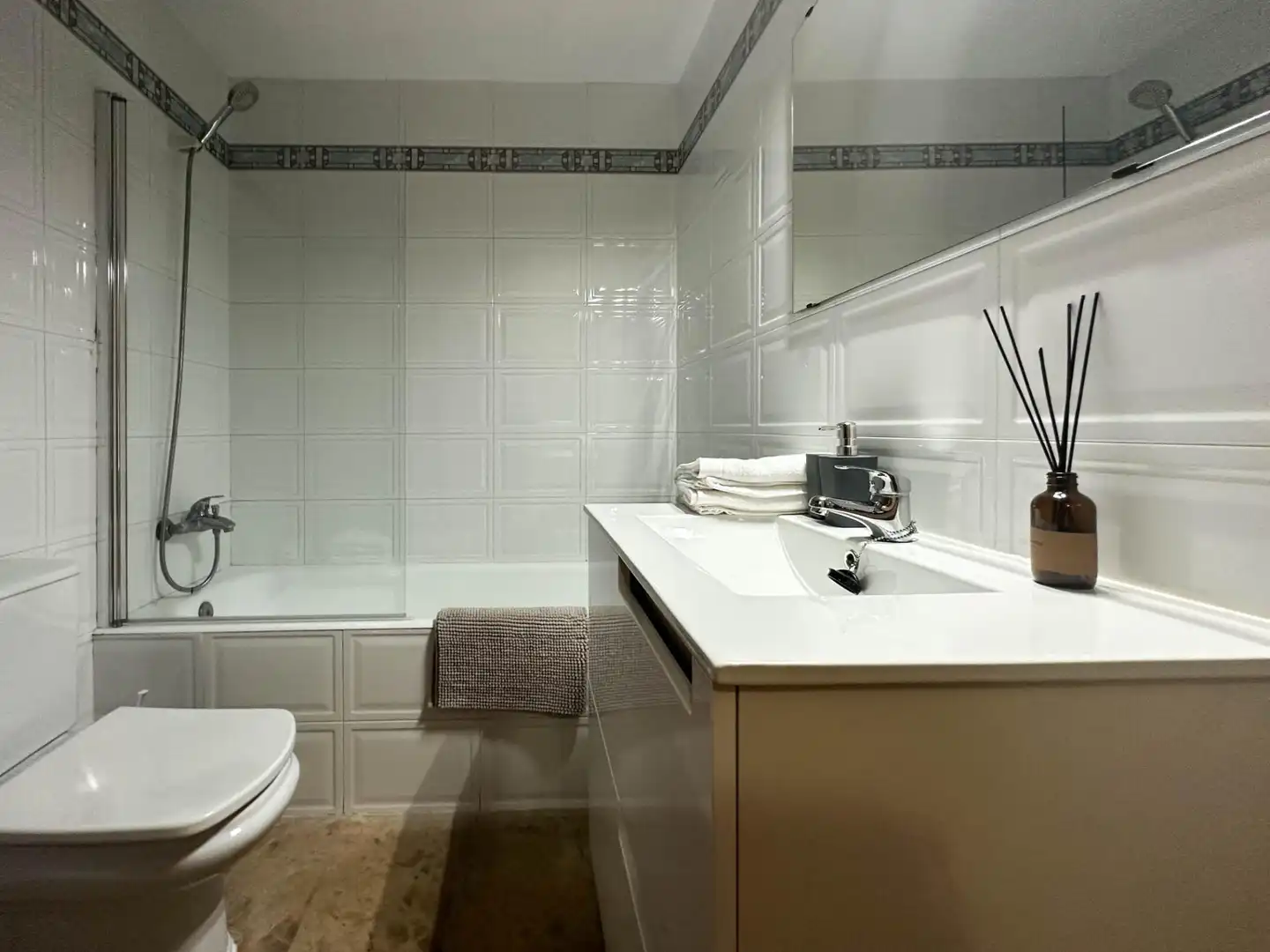 Badezimmer von Wohnung zur Miete in Vilanova i la Geltrú mit Klimaanlage, Möbliert und Balkon