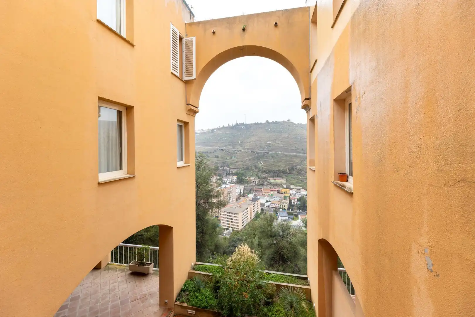 Vista exterior de Estudi en venda en Granada amb Aire condicionat, Terrassa i Moblat