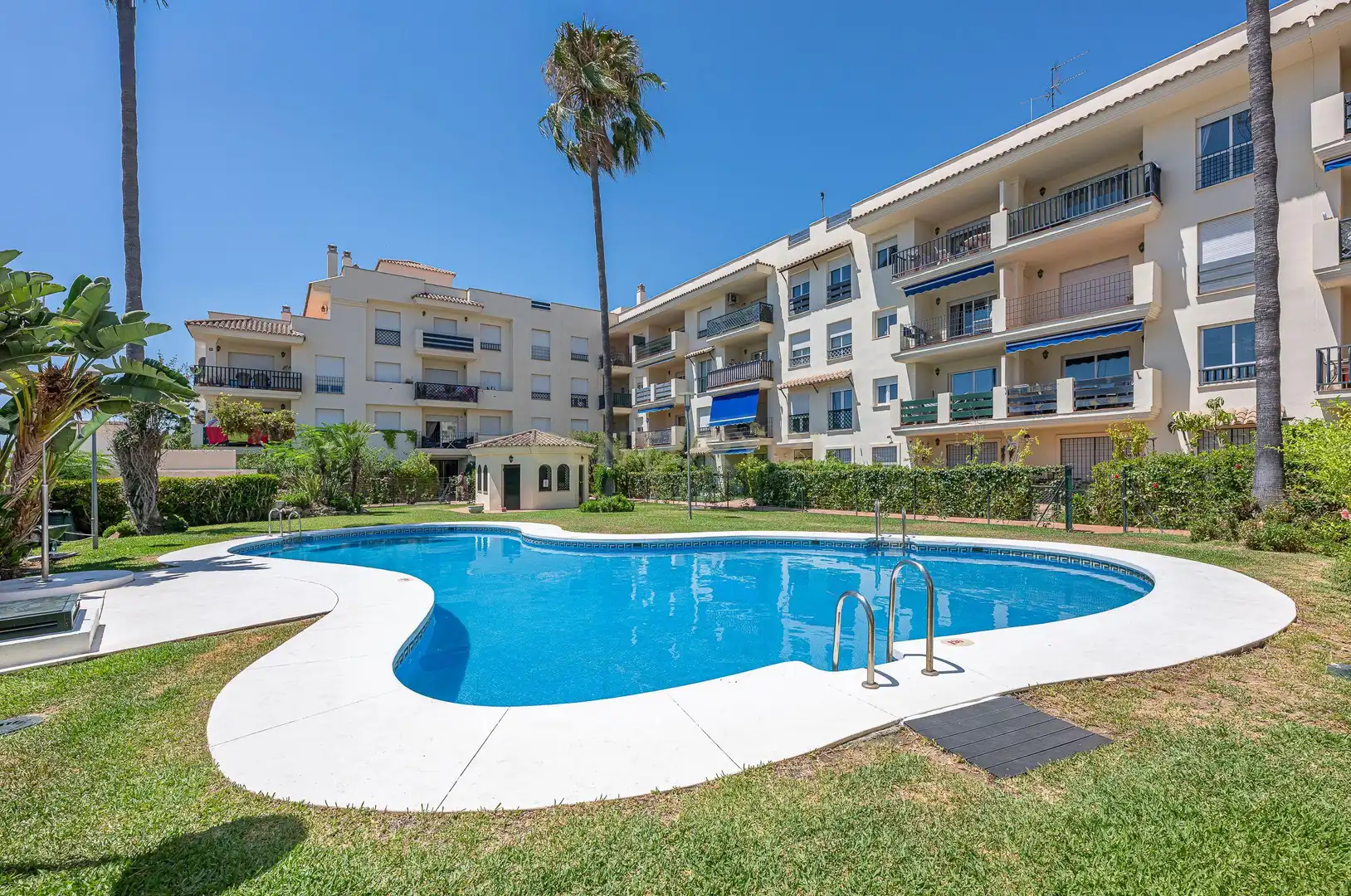 Vista exterior de Apartamento en venta en Marbella con Aire acondicionado, Trastero y Lavadora