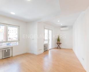 Sala d'estar de Apartament de lloguer en  Madrid Capital amb Aire condicionat, Calefacció i Parquet