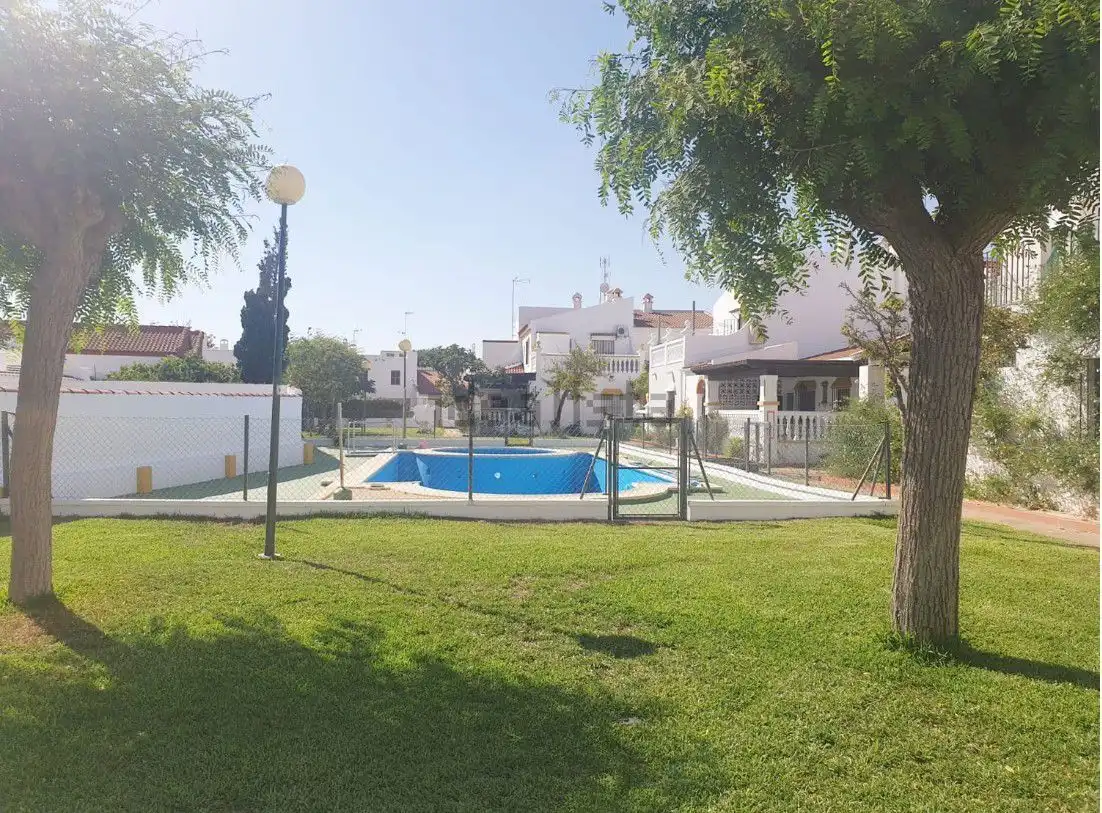 Jardí de Casa adosada en venda en Almonte amb Aire condicionat, Calefacció i Terrassa