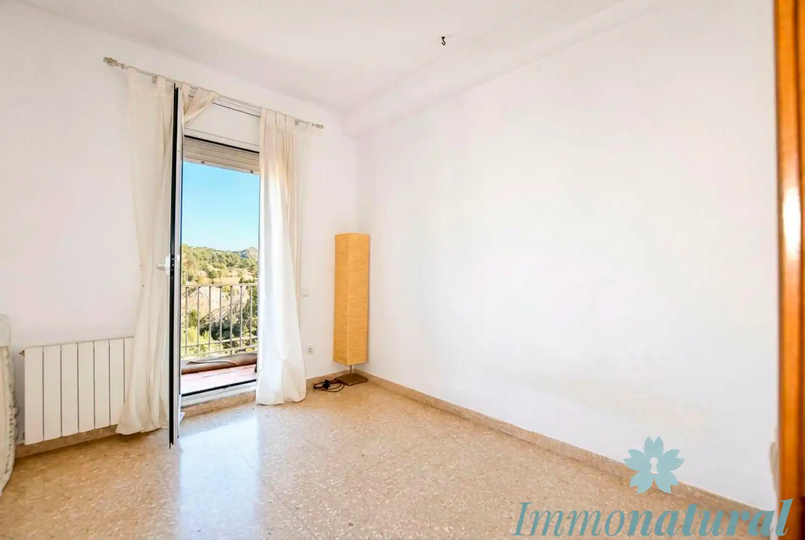 Habitación de Casa adosada en venta en Torrelles de Llobregat con Aire acondicionado, Calefacción y Jardín privado