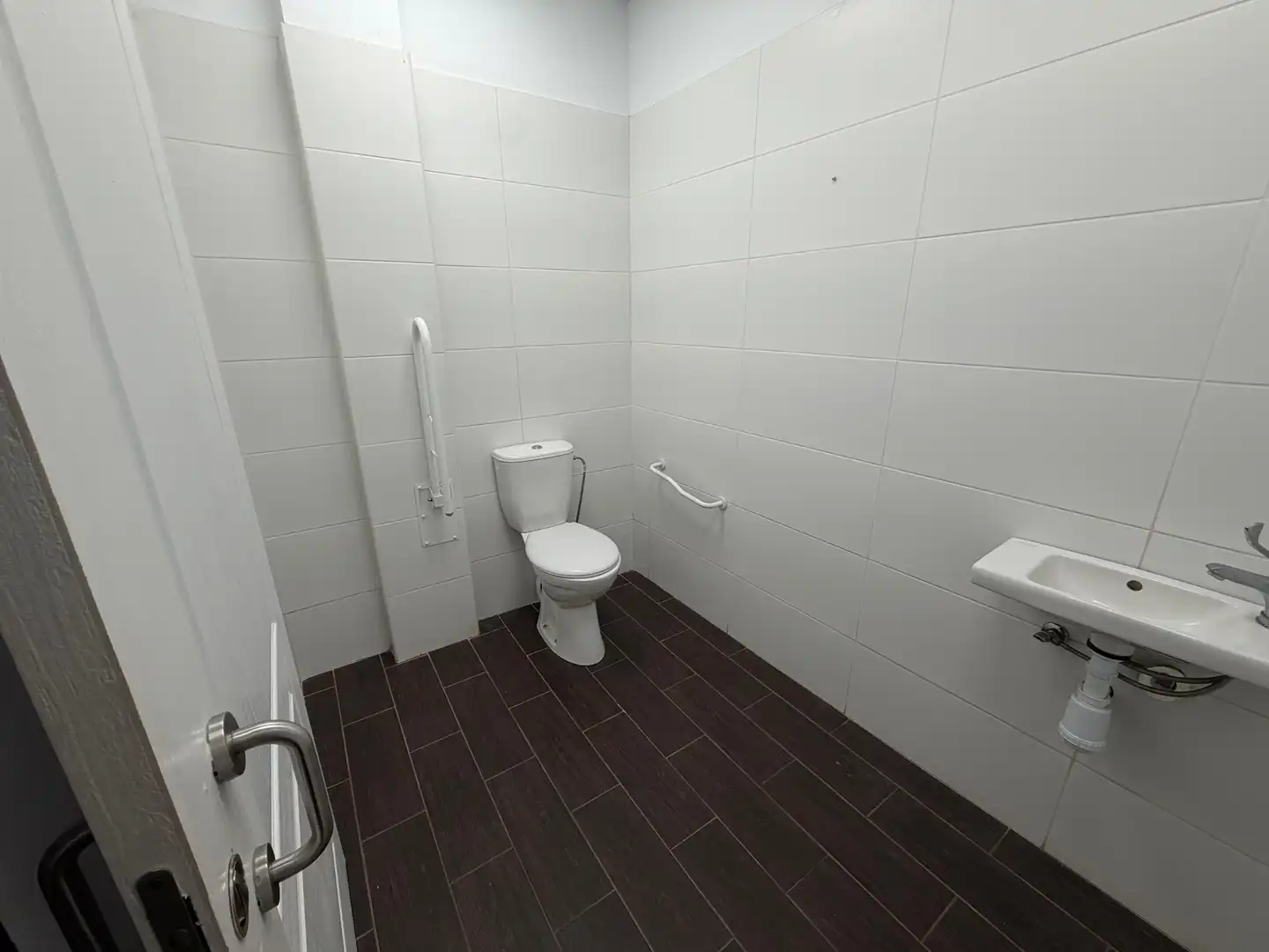 Baño de Local de alquiler en San Cristóbal de la Laguna con Aire acondicionado, Parquet y Alarma
