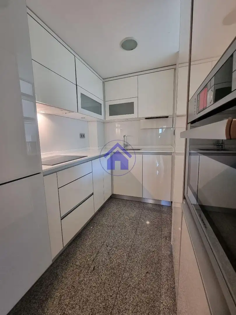 Cuina de Apartament de lloguer en Vigo  amb Calefacció, Parquet i Traster