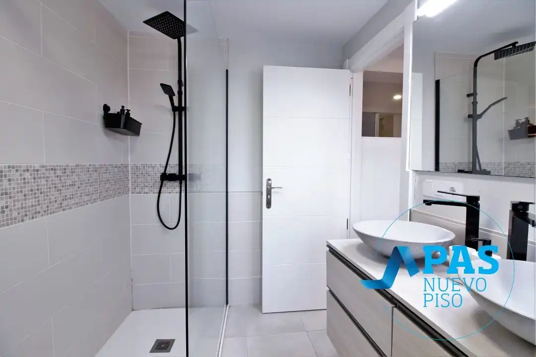 Badezimmer von Wohnung zur Miete in Santander mit Balkon