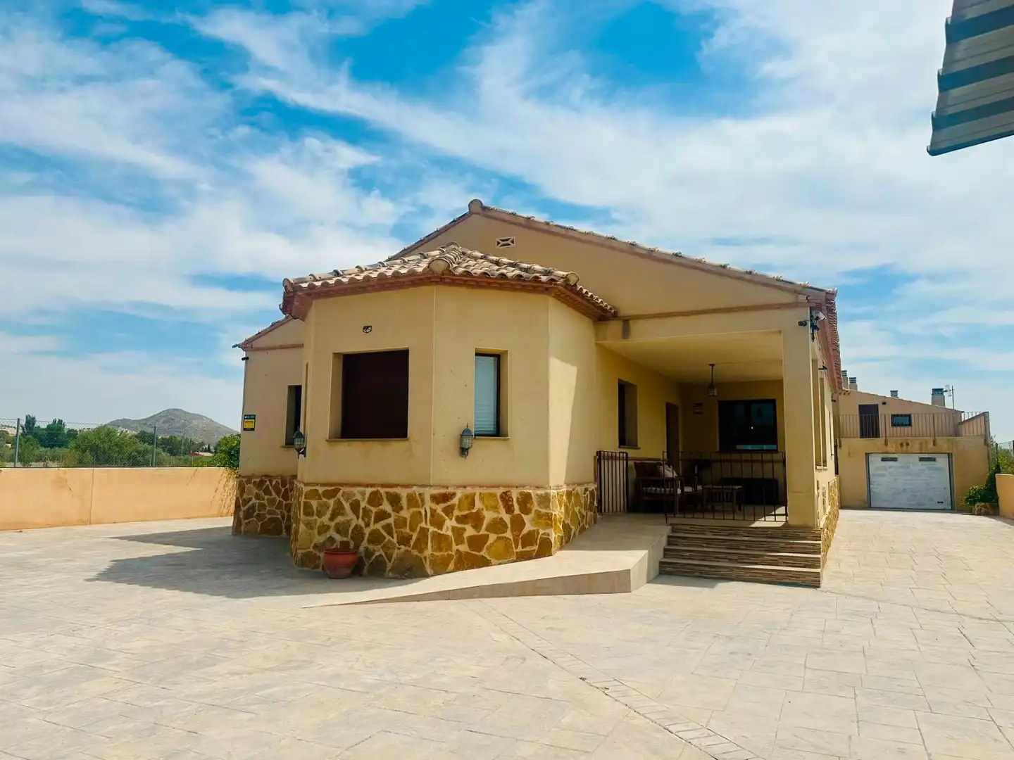 Chalet con piscina en venta en Caudete