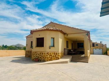 Chalet con piscina en venta en Caudete
