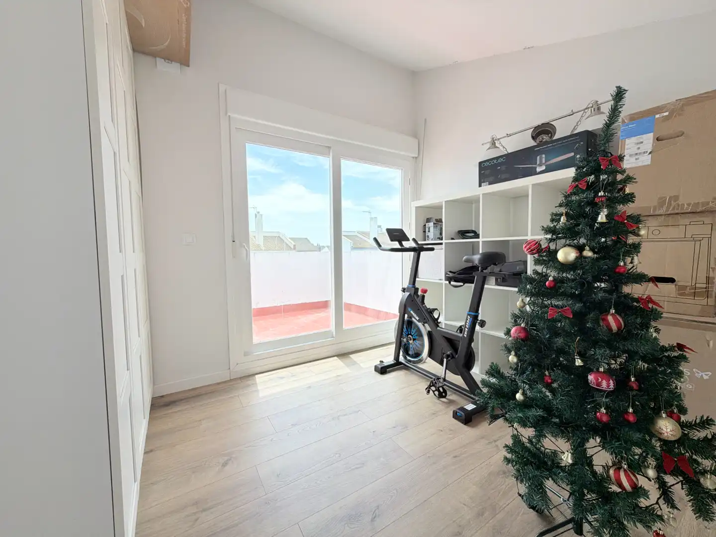 Habitación de Casa adosada en venta en Espartinas con Aire acondicionado, Jardín privado y Parquet