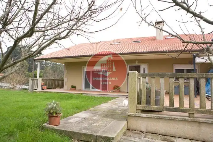 Vista exterior de Casa o xalet en venda en Pontevedra Capital  amb Jardí privat, Terrassa i Moblat