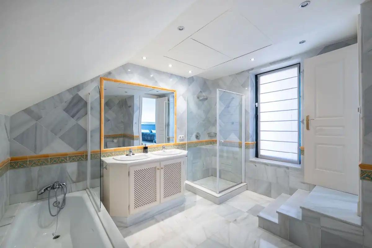 Baño de Ático de alquiler en Estepona con Aire acondicionado, Jardín privado y Terraza