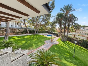 Chalet con piscina en venta en Calle Calle Juan Marsé