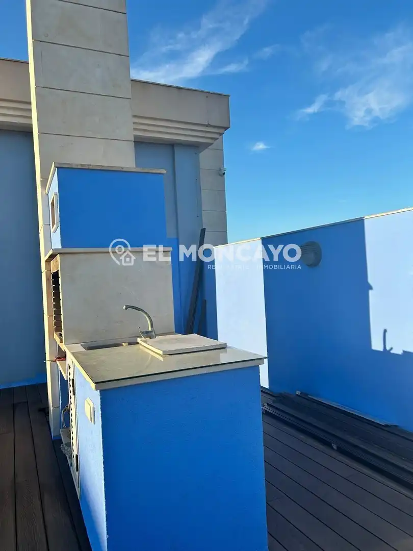 Vista exterior de Ático en venta en Torrevieja con Calefacción, Terraza y Trastero