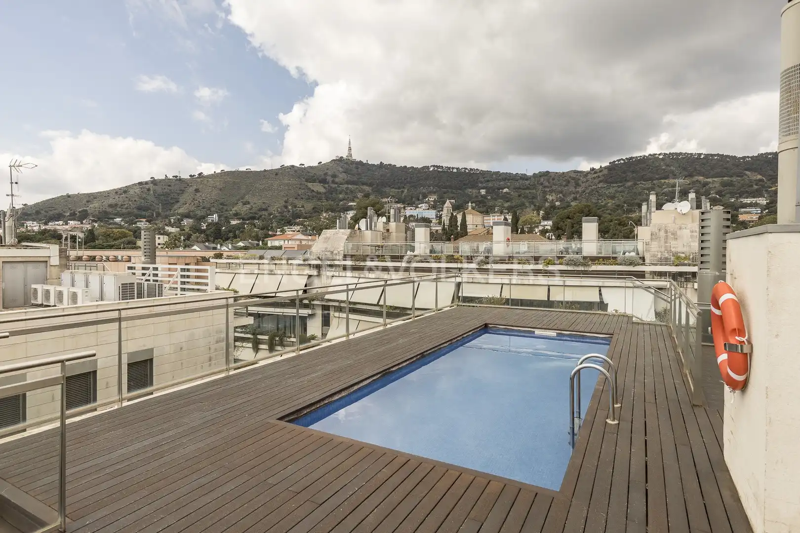 Piscina de Pis en venda en Barcelona amb Calefacció, Parquet i Terrassa