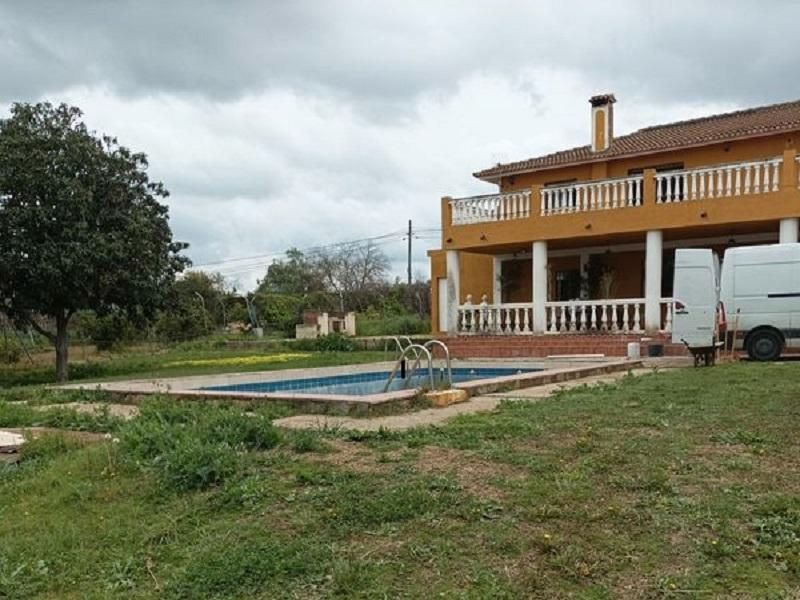 Casa o chalet en venta en Carmona con Jardín privado, Trastero y Piscina