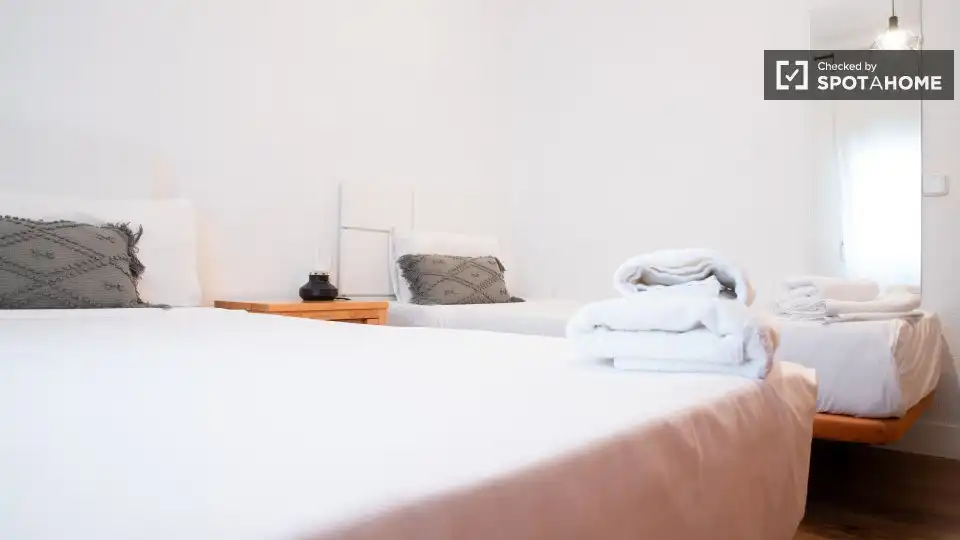 Bedroom of Flat for rent in Madrid  with Air Conditioner, Heating and Furnished
