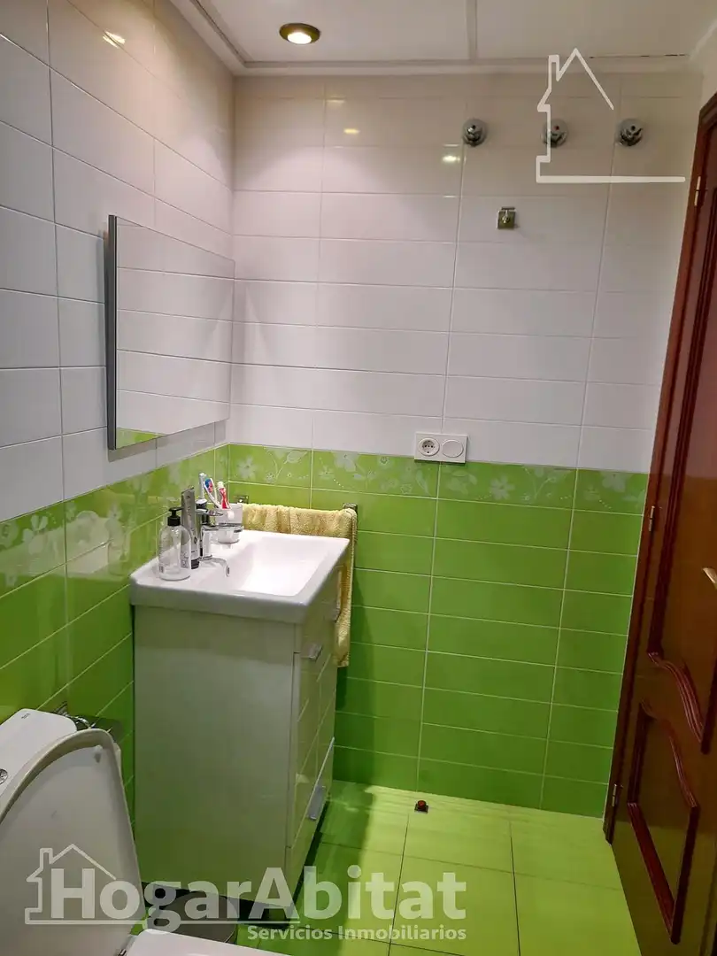 Badezimmer von Wohnung zum Verkauf in Cullera mit Klimaanlage und Balkon