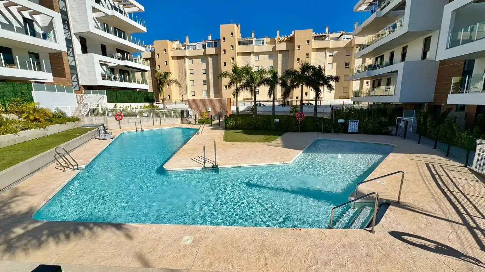 Piscina de Apartamento de alquiler en Torremolinos con Aire acondicionado, Calefacción y Jardín privado