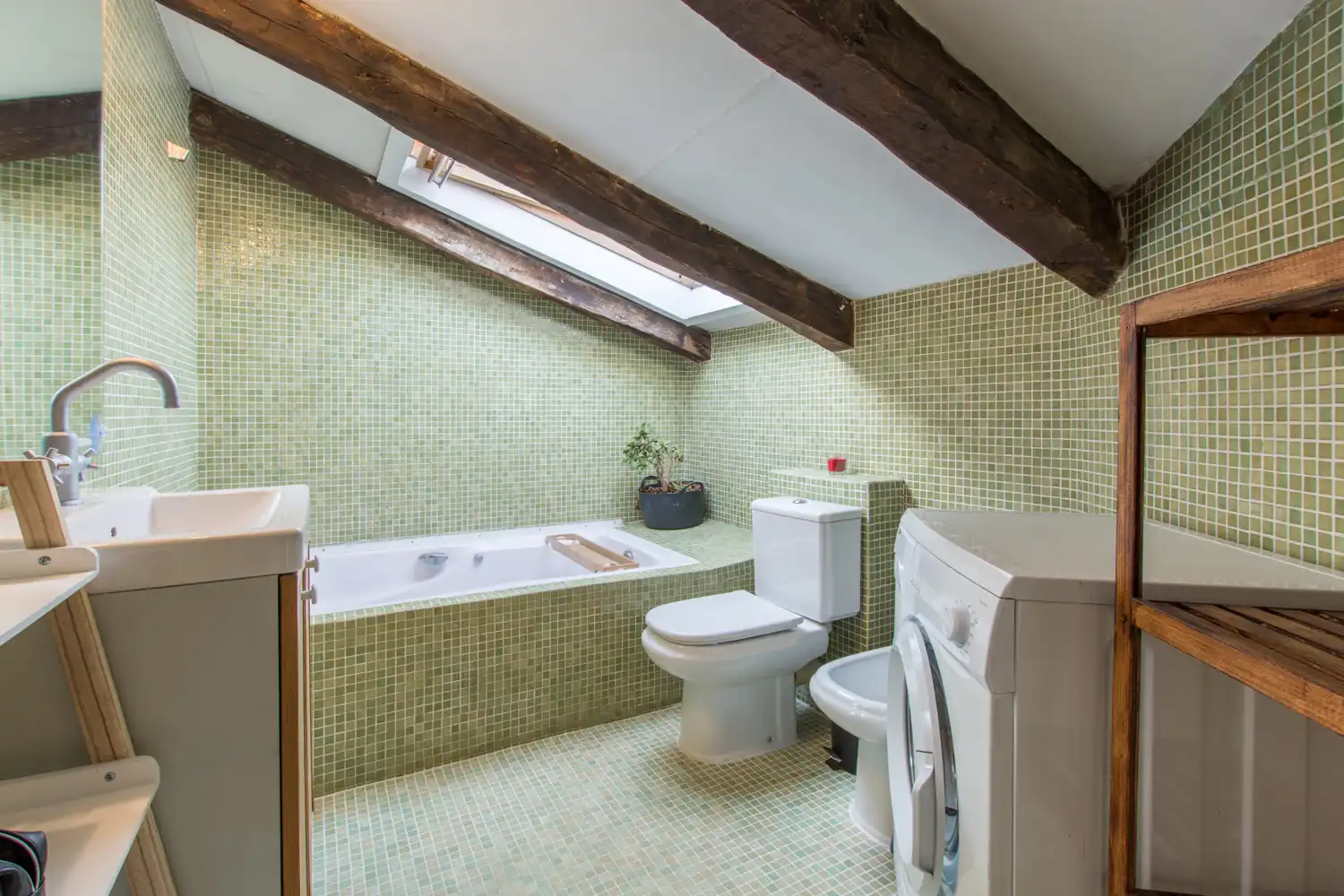 Badezimmer von Dachboden zum Verkauf in Madrid mit Klimaanlage, Heizung und Parkett