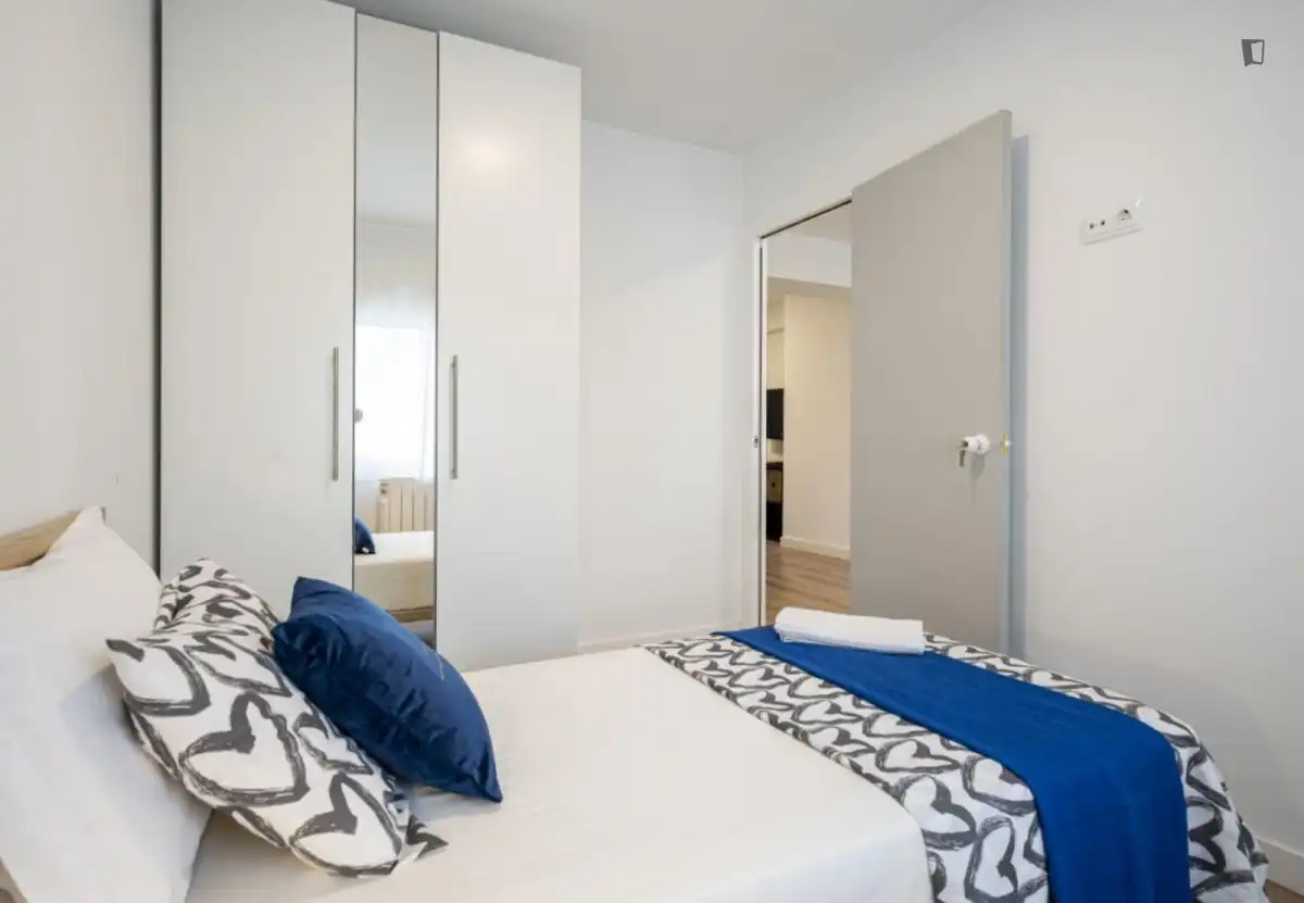 Dormitori de Apartament de lloguer en Madrid amb Calefacció, Moblat i Forn