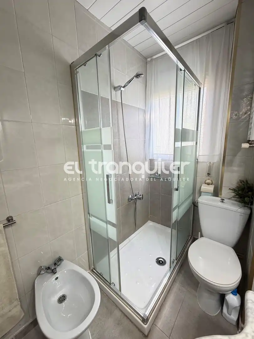 Baño de Piso de alquiler en Fuenlabrada con Parquet, Amueblado y Lavadora