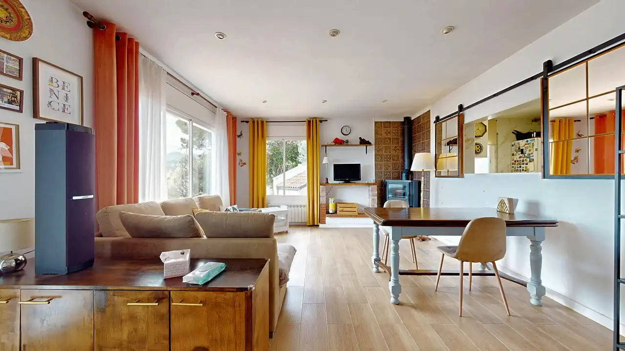 Sala d'estar de Casa o xalet en venda en Arenys de Munt amb Calefacció, Jardí privat i Terrassa