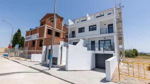 ADOSADO , 4 HABITACIONES , 3 BAÃOS, PISCINA COMUNITARIA