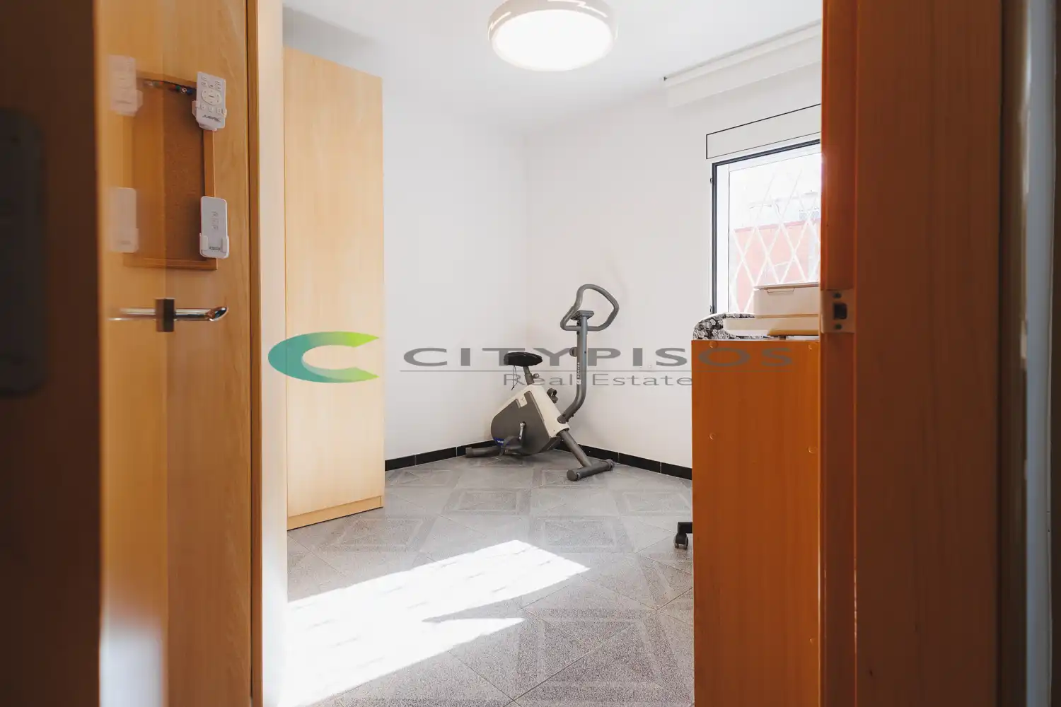 Flat for sale in Barcelona  with Air Conditioner and Oven