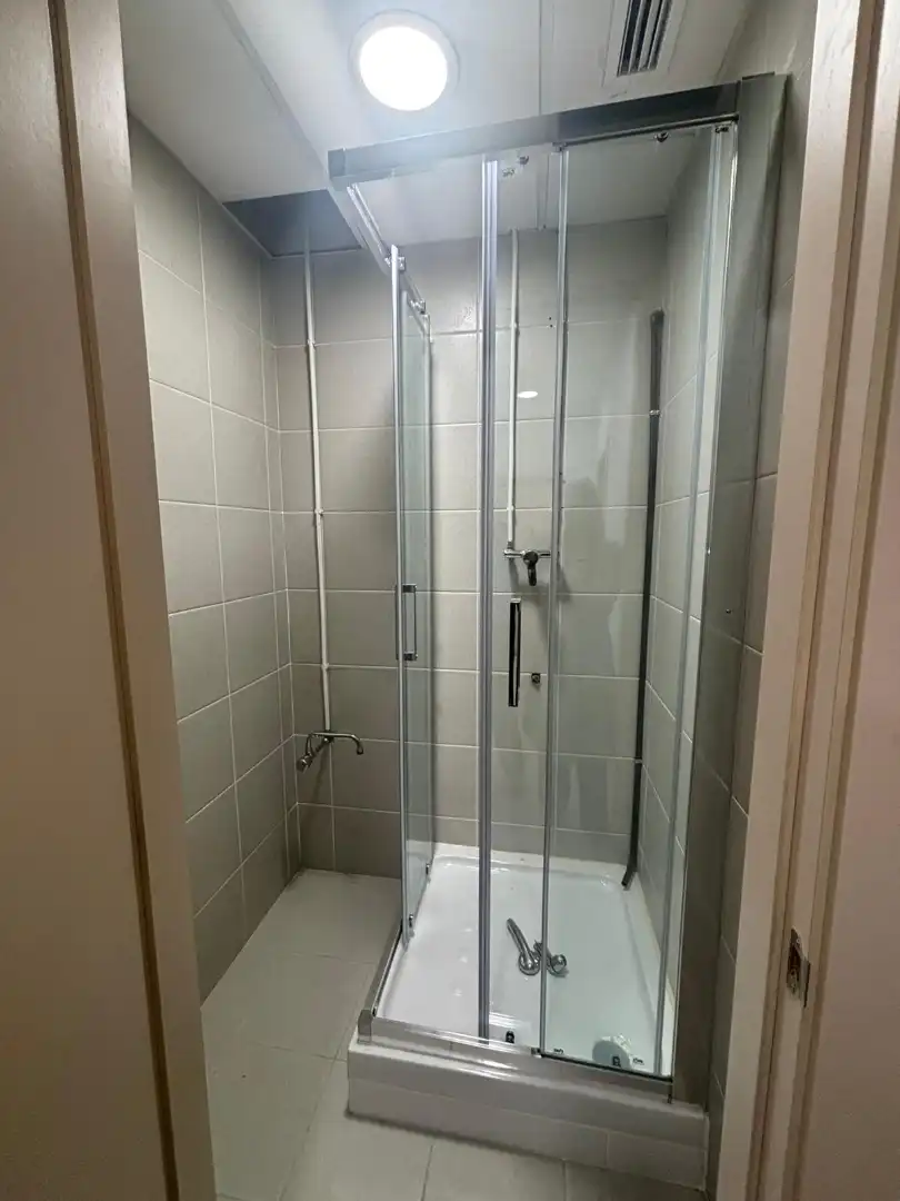 Baño de Local de alquiler en Cornellà de Llobregat con Parquet