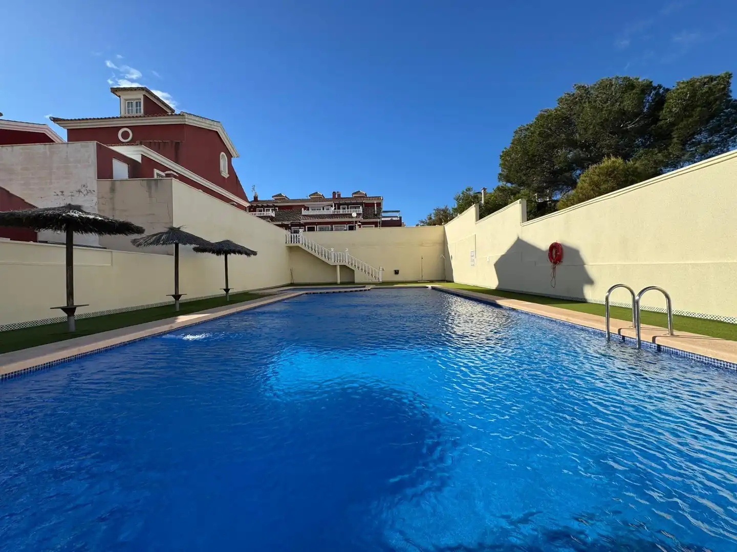 Piscina de Casa adosada en venda en Orihuela amb Aire condicionat, Jardí privat i Terrassa