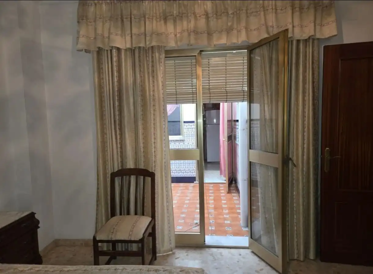 Dormitori de Casa adosada en venda en Mairena del Aljarafe amb Aire condicionat, Terrassa i Moblat