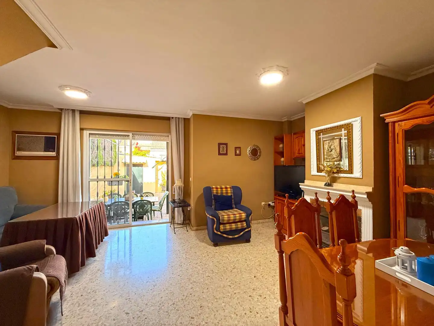 Vista exterior de Casa adosada en venta en Tomares con Jardín privado