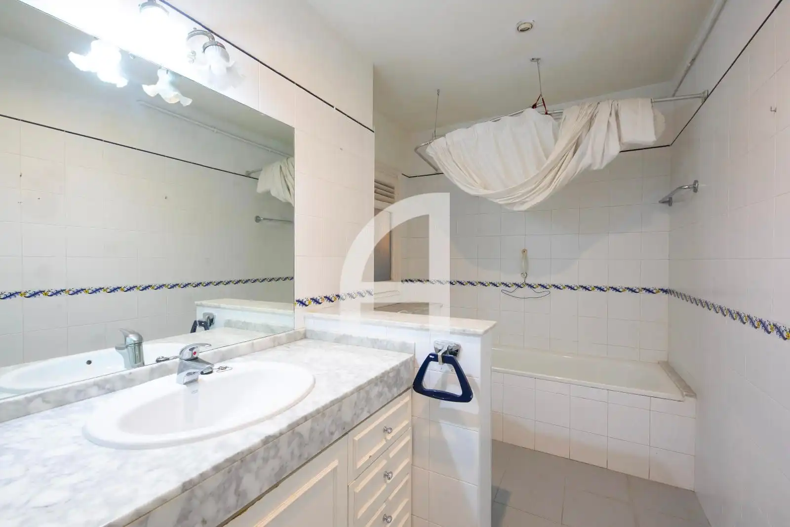 Bathroom of Flat for sale in Barcelona  with Heating, Parquet flooring and Terrace