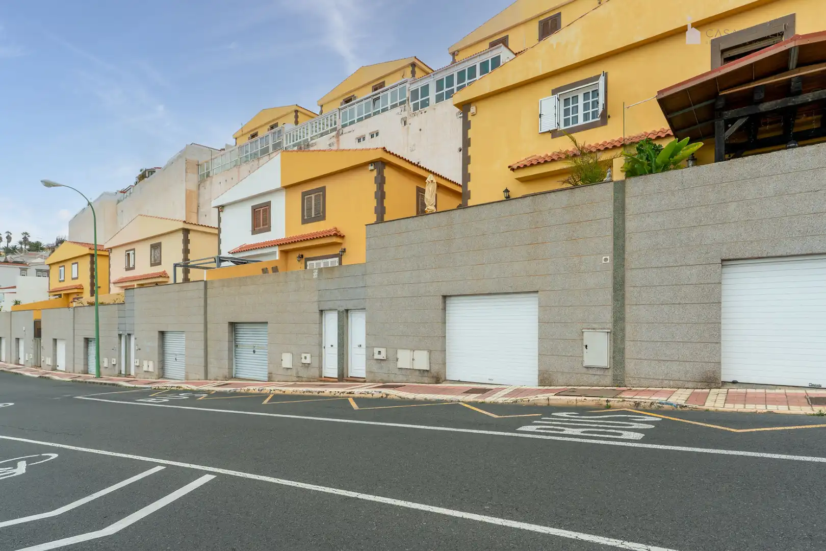 Vista exterior de Casa adosada en venda en Las Palmas de Gran Canaria amb Aire condicionat, Parquet i Terrassa