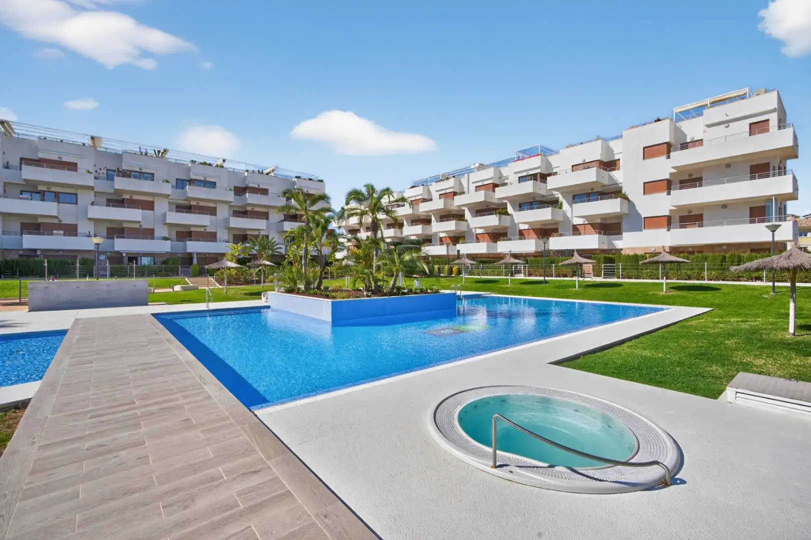 Piscina de Ático en venta en Orihuela con Aire acondicionado, Calefacción y Jardín privado