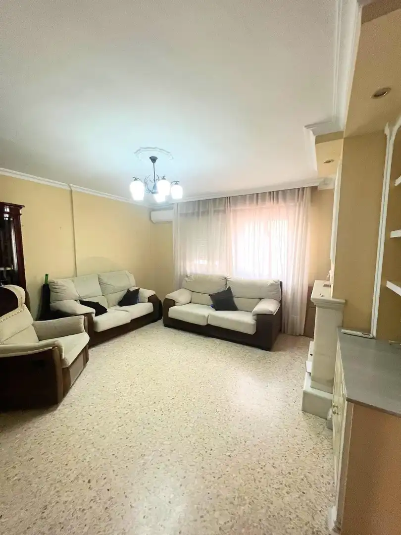 Sala d'estar de Casa adosada en venda en Sevilla amb Aire condicionat, Terrassa i Piscina comunitària