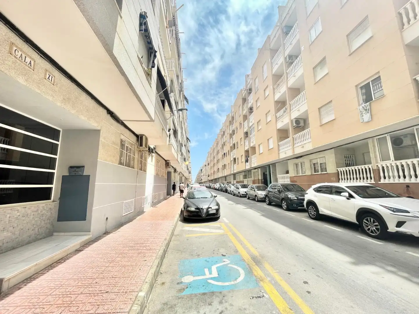 Vista exterior de Apartament de lloguer en Torrevieja amb Calefacció, Terrassa i Piscina