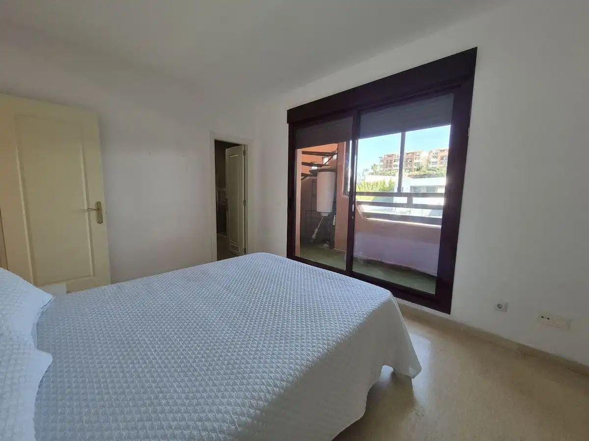 Schlafzimmer von Dachboden zum Verkauf in Manilva mit Klimaanlage, Heizung und Terrasse