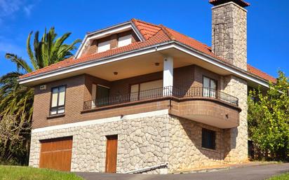 Vista exterior de Casa o xalet en venda en Camargo amb Terrassa