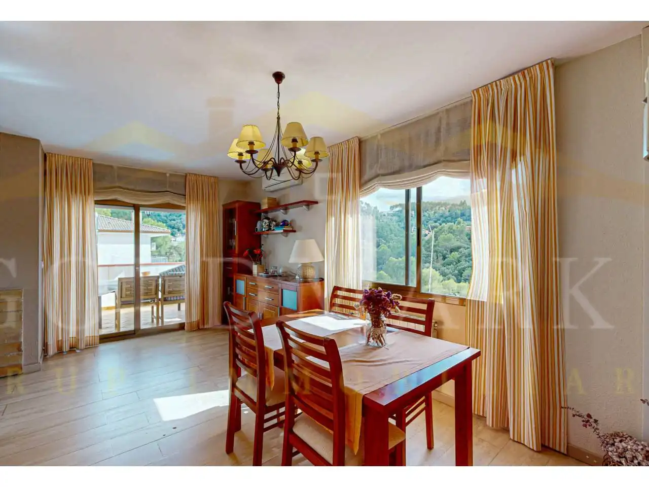Comedor de Casa o chalet en venta en Corbera de Llobregat con Aire acondicionado, Calefacción y Jardín privado