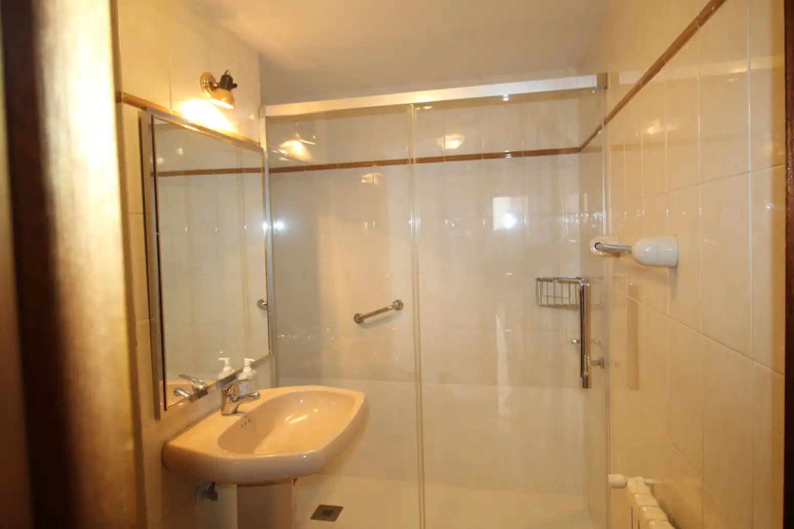 Baño de Piso de alquiler en Gijón  con Calefacción y Terraza
