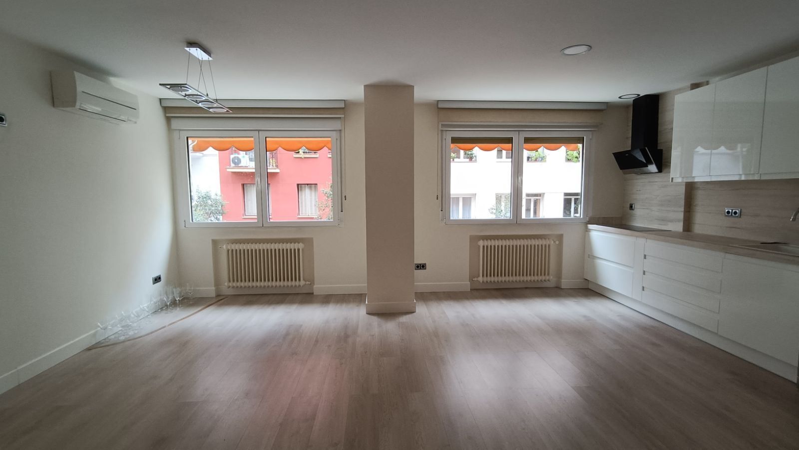 Sala d'estar de Pis en venda en  Madrid Capital amb Aire condicionat, Parquet i TV