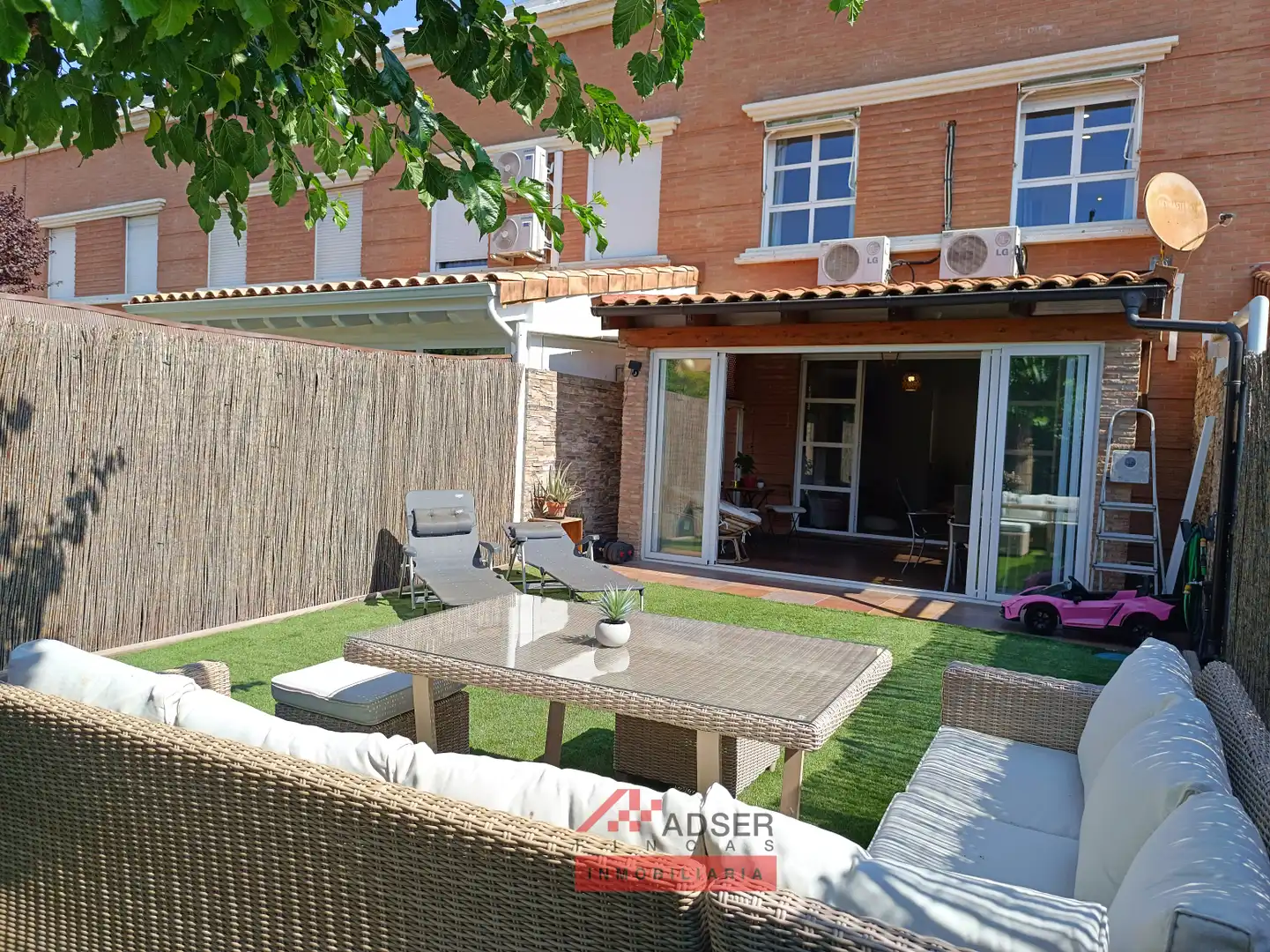 Terrassa de Casa adosada en venda en Lardero amb Aire condicionat, Calefacció i Jardí privat