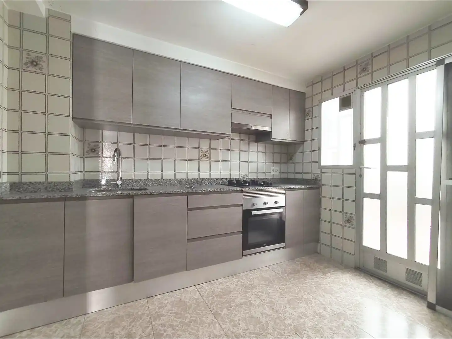 Kitchen of Flat for sale in Valencia  with Air Conditioner, Terrace and Balcony