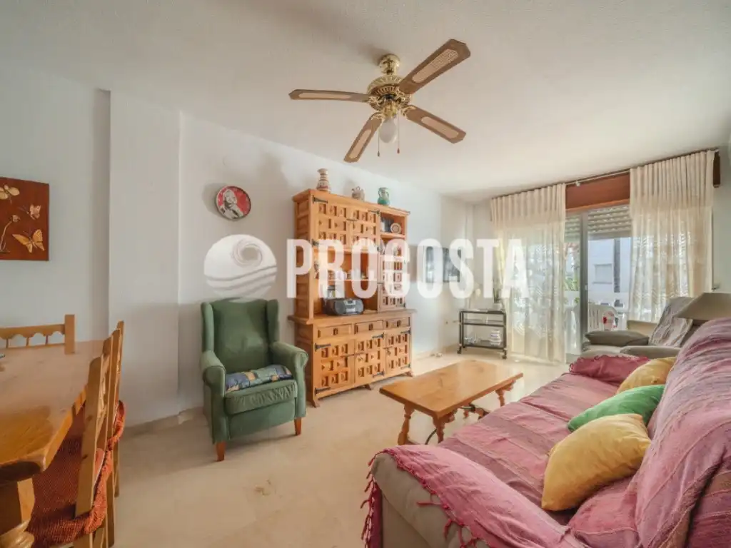 Wohnzimmer von Wohnung zum Verkauf in Almuñécar mit Klimaanlage, Privatgarten und Terrasse