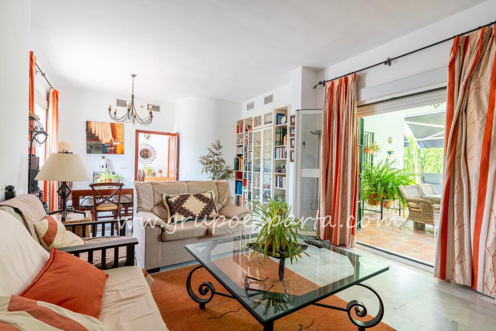 Sala d'estar de Casa o xalet en venda en Espartinas amb Aire condicionat, Jardí privat i Terrassa
