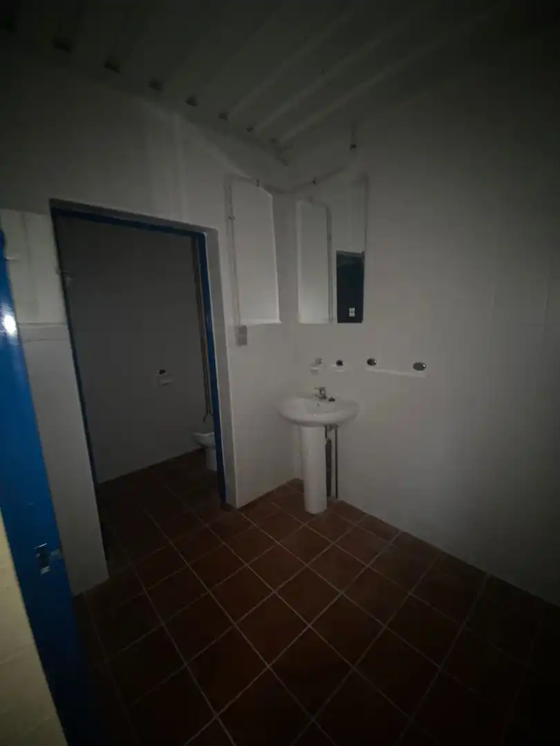 Badezimmer von Fabrikhallen zur Miete in Alovera