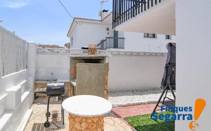 Vista exterior de Casa o xalet en venda en Roda de Berà amb Terrassa i Piscina