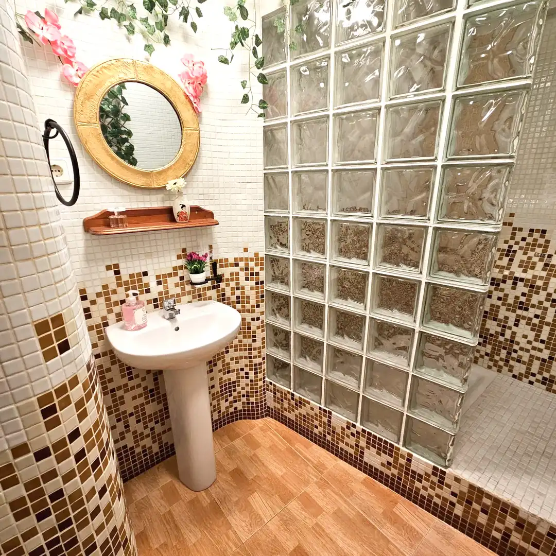 Badezimmer von Loft zum Verkauf in Barcelona mit Klimaanlage und Ofen