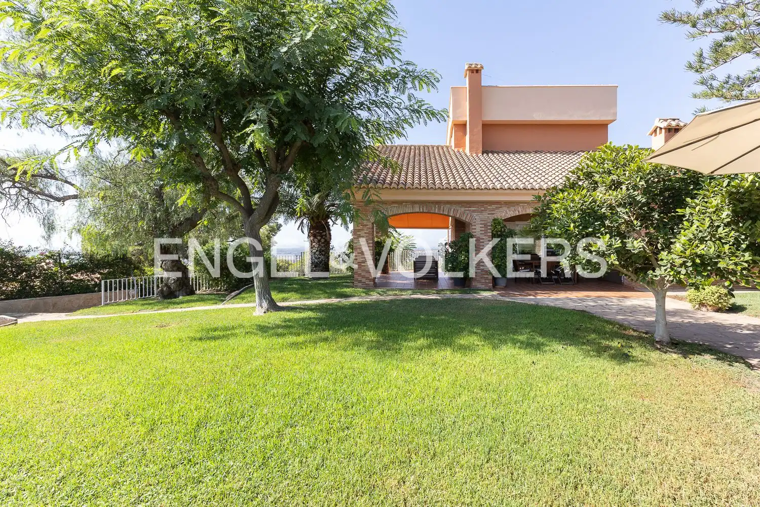 Vista exterior de Casa o xalet en venda en Sagunto / Sagunt amb Aire condicionat, Calefacció i Jardí privat